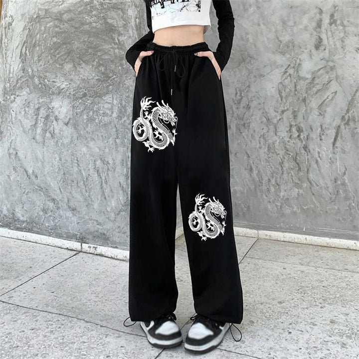 Damen weite Jogginghose hochgeschnitten mit seitlichem Statementprint und elastischem Bund – Avélisse