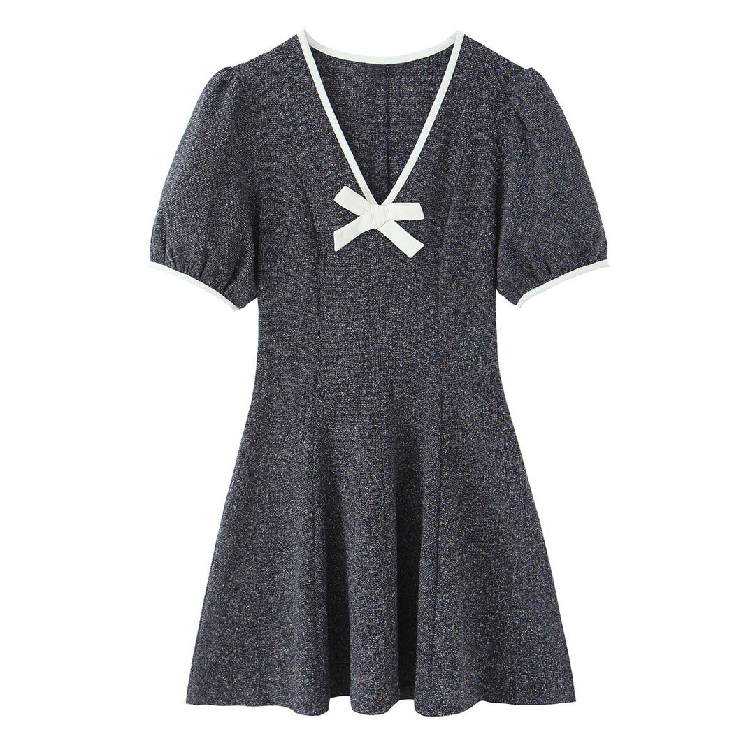 Damen Kurzarm Kleid mit eleganter Schleifenapplikation und V-Ausschnitt Echo Archiv