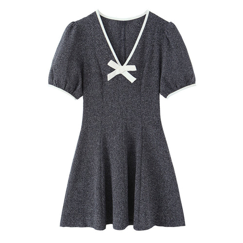Damen Kurzarm Kleid mit eleganter Schleifenapplikation und V-Ausschnitt Echo Archiv