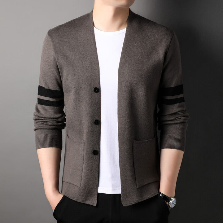Herren modischer Strickcardigan mit niedrigem Kragen und dekorativen Streifen Echoarchiv