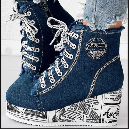 Damen nan Denim-Keilstiefelette mit Plateausohle im Zeitungsprint, Fransenabschluss und seitlichem Reißverschluss Echo Archiv