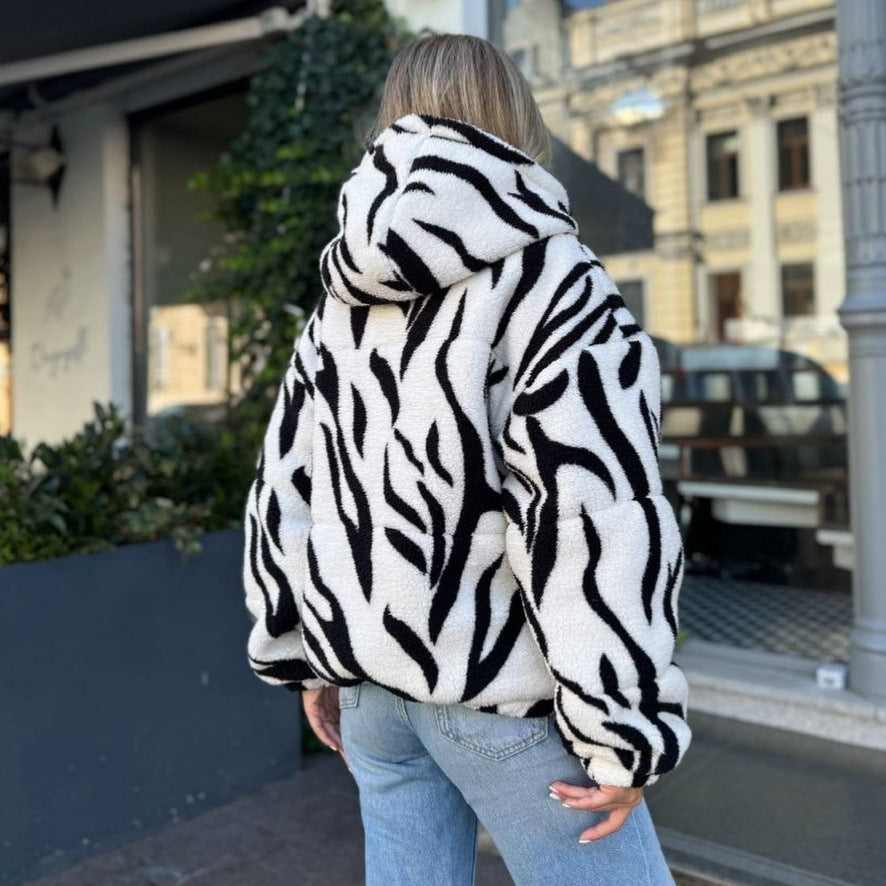 Damen Kurz geschnittene Teddy-Fleecejacke mit Kapuze und Zebrastreifen – Célinea
