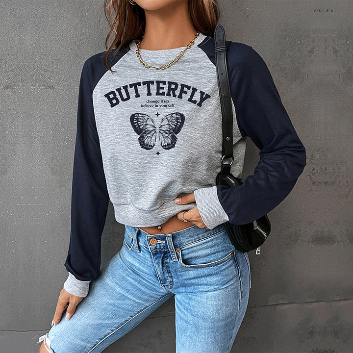 Damen Kurzes Raglan-Sweatshirt mit Schmetterlings-Print und kontrastierenden Ärmeln Echoarchiv