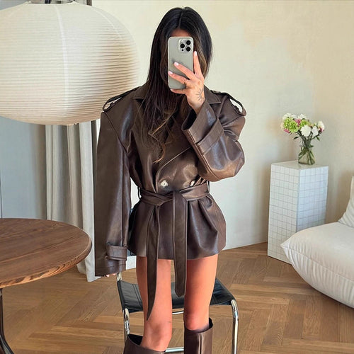 Damen Kurzjacke aus Lederimitat mit Taillengürtel und Oversize‑Schulterpartie Echoarchiv