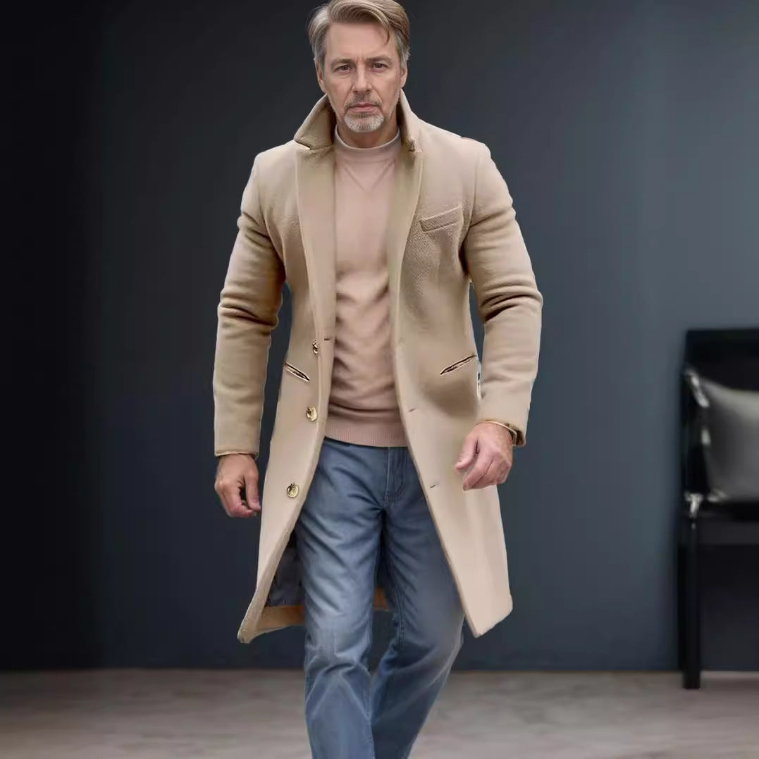 Herren eleganter langes Wollmantel mit schmalem Schnitt und goldenen Knöpfen Echoarchiv