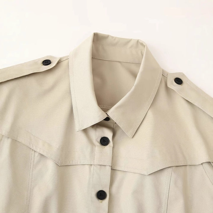 Damen nan langer taillierter Trenchcoat mit Taillengürtel Schulterklappen und durchgehender Knopfleiste Echo Archiv