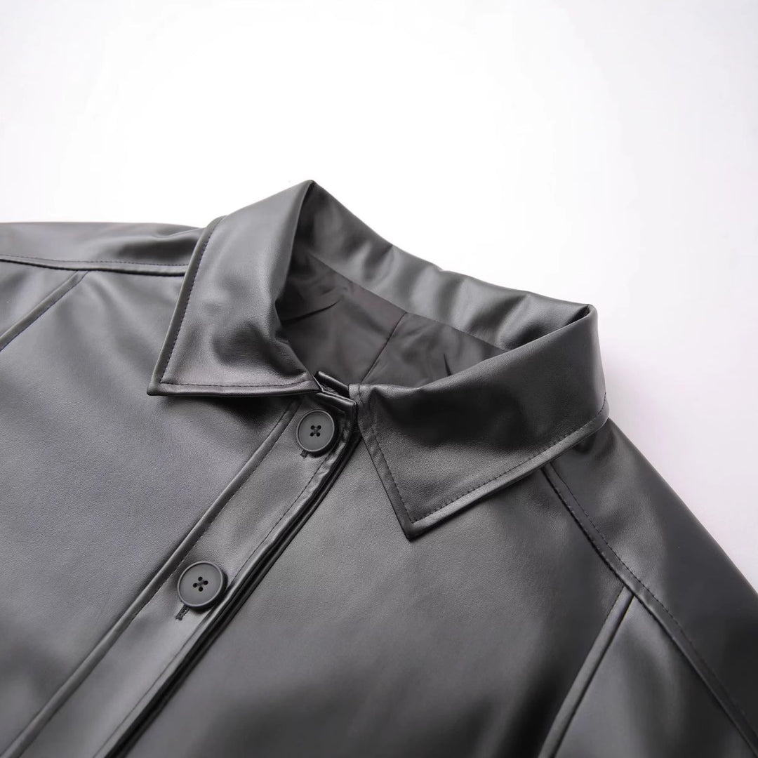 Damen oversized Kunstleder-Hemdjacke mit Hemdkragen, durchgehender Knopfleiste und aufgesetzten Eingrifftaschen – Célinea
