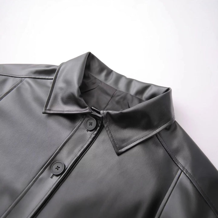Damen oversized Kunstleder-Hemdjacke mit Hemdkragen, durchgehender Knopfleiste und aufgesetzten Eingrifftaschen – Célinea