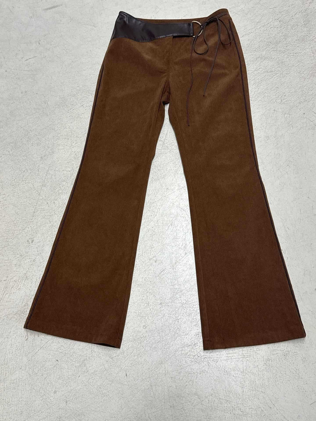 Damen nan ausgestellte Cordhose mit hohem Bund, Lederbesatz und Bindeband Echo Archiv