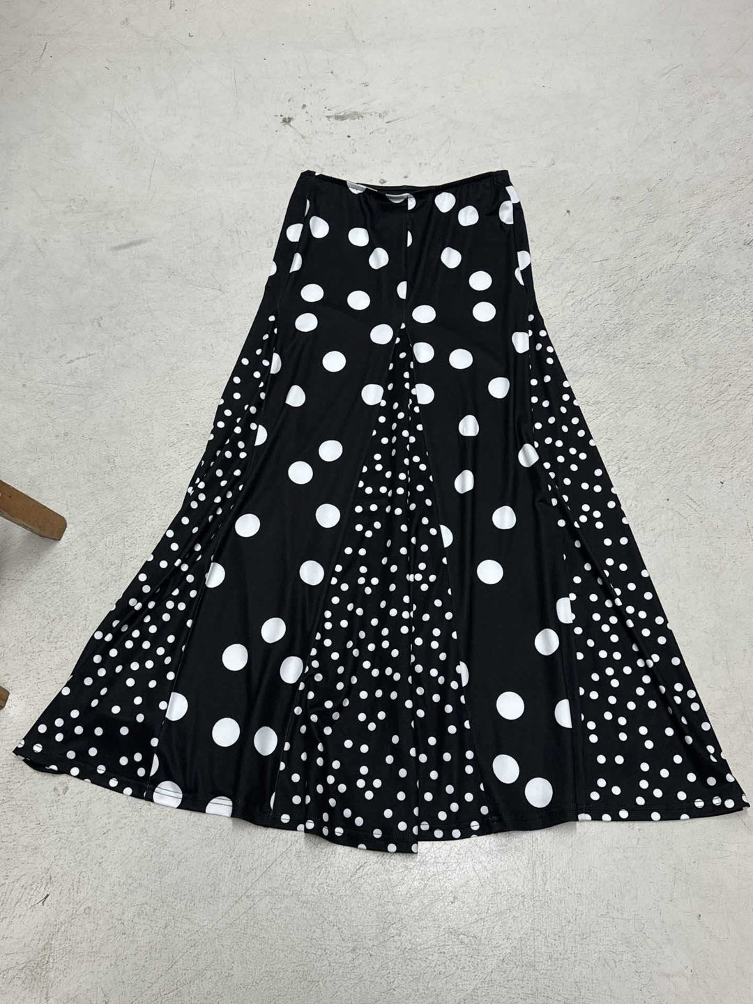 Damen Maxirock mit kontrastierendem Polka Dots Design und weitem Schnitt Echo Archiv