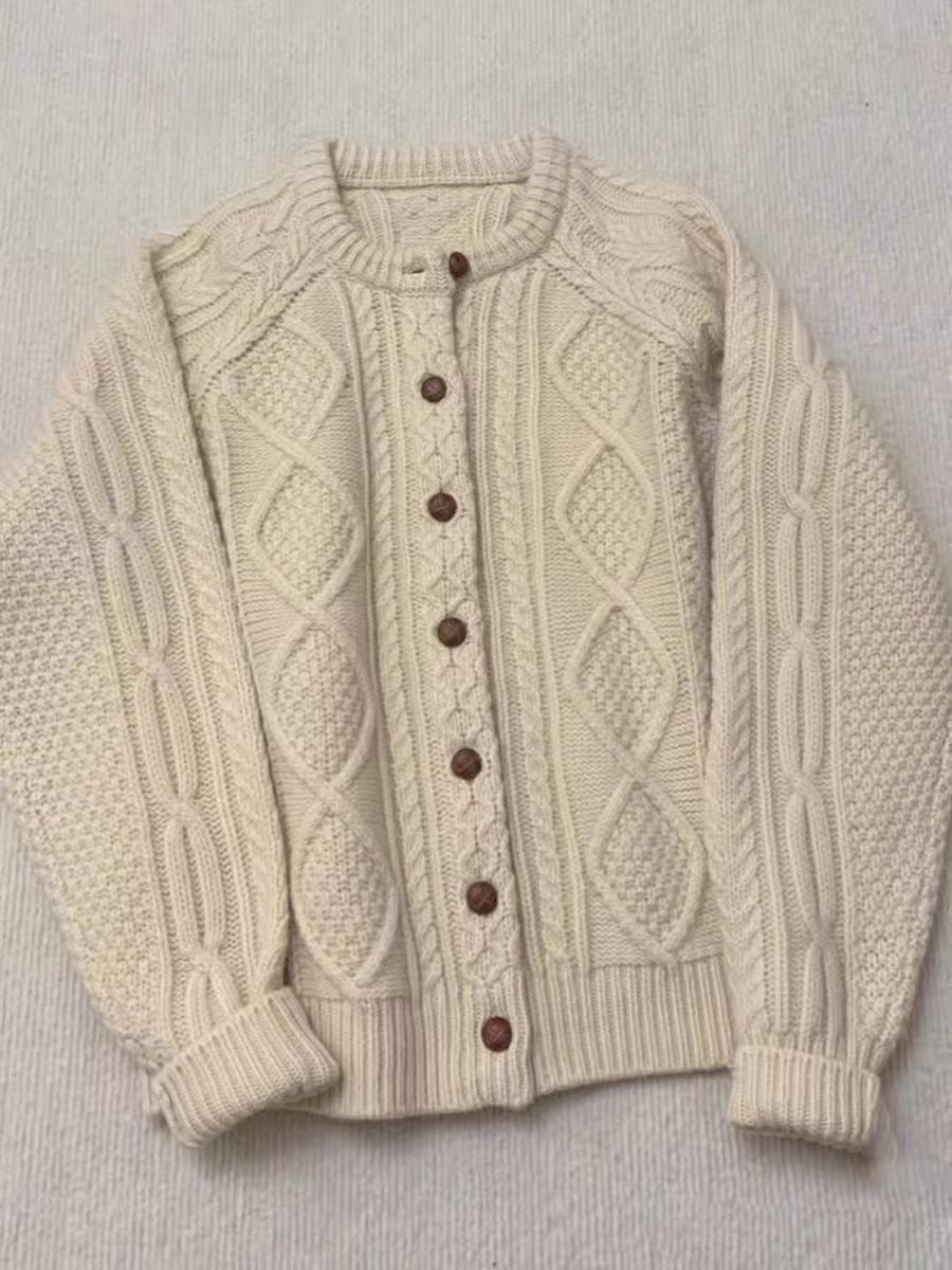 Damen Strick-Cardigan im Aran‑Stil mit Zopf‑ und Perlmuster sowie Holzknopfleiste Echoarchiv