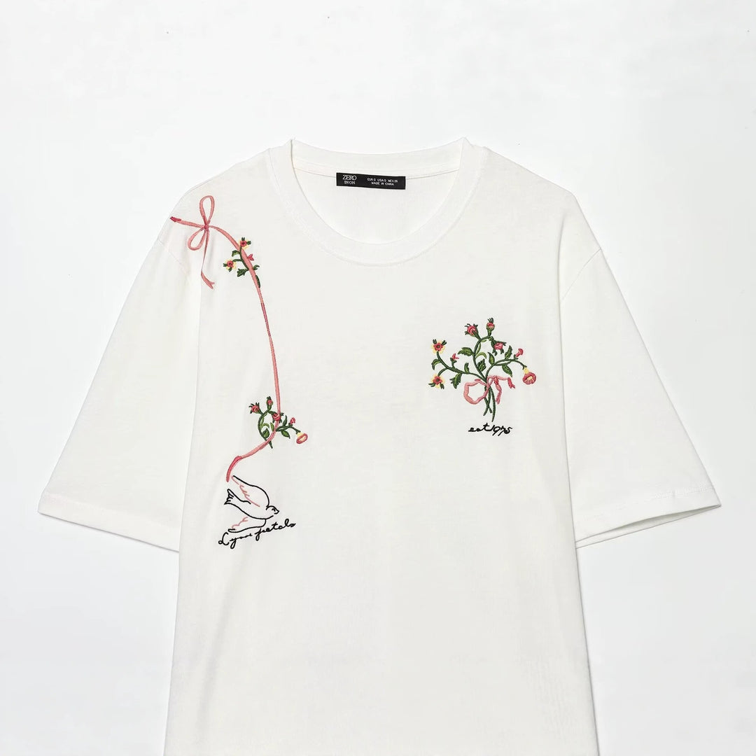 Damen T-Shirt mit feiner Stickerei und einzigartigen Drucken Echo Archiv