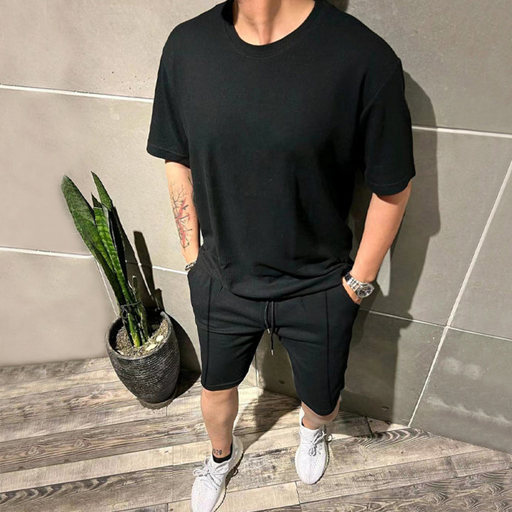 Herren lässiges Freizeitsport-Outfit mit strukturiertem Oberteil und Shorts Echoarchiv