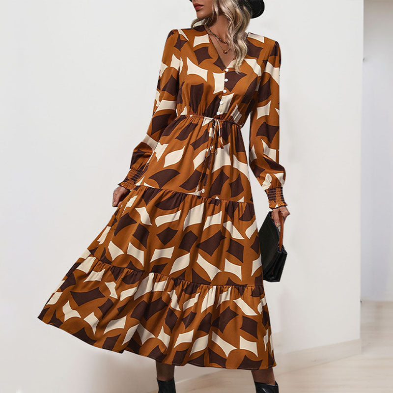 Damen Langes Stufen-Maxikleid mit grafischem Print, V-Ausschnitt, Kordelbund und gerafften Manschetten Echoarchiv