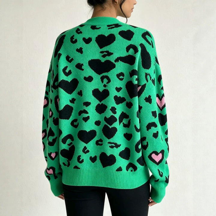 Damen Strickcardigan mit Herz‑Leopard-Jacquard, V‑Ausschnitt und großen Stoffknöpfen – Veloura