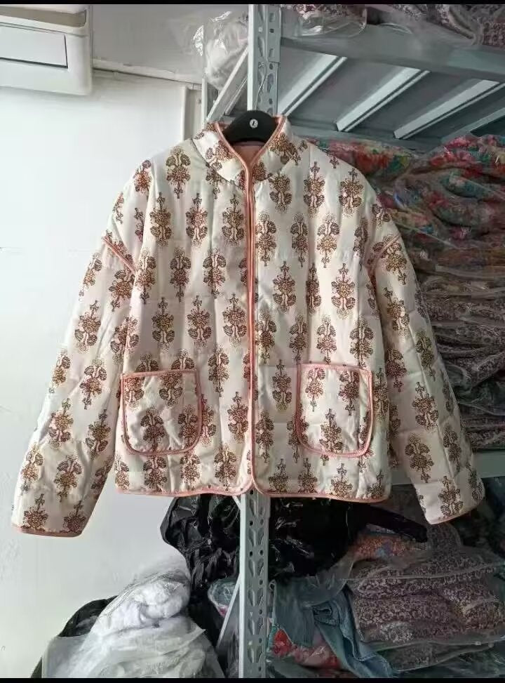 Damen nan gesteppte Stehkragenjacke mit floralem Längsprint, aufgesetzten Taschen und kontrastierender Paspel Echo Archiv