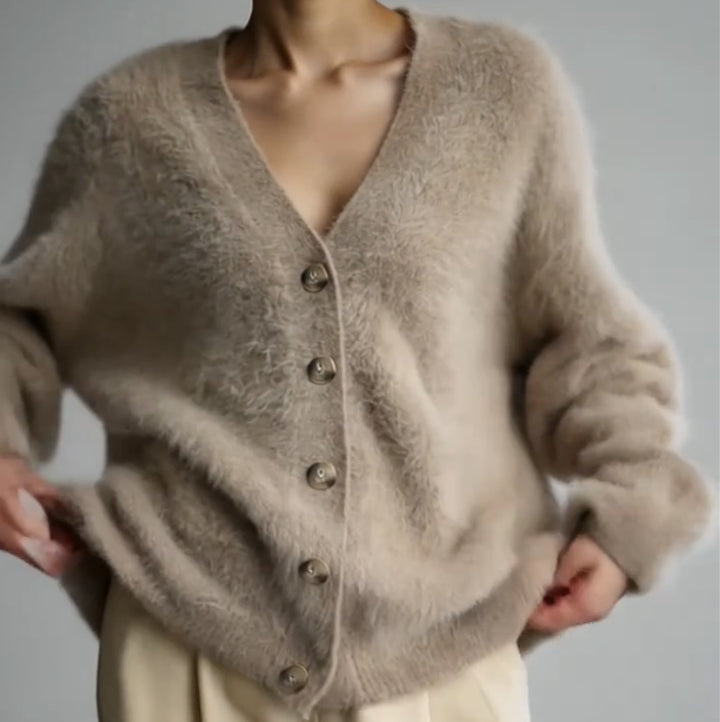 Damen Flauschiger Eyelash-Mix Oversize-Cardigan mit V-Ausschnitt und dekorativen Holzknöpfen – Veloura