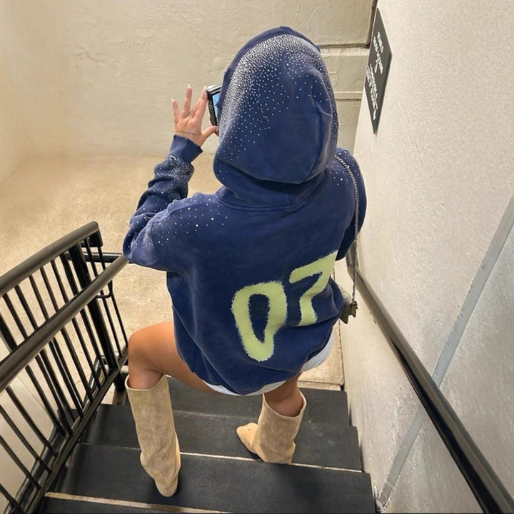 Damen nan übergroßer Kapuzenpullover aus Samtfleece mit markantem Logoprint, Glitzerbesatz und Kängurutasche Echo Archiv