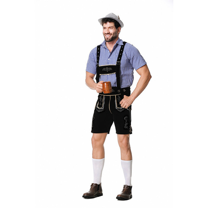 Herren nan traditionelle Trachtenlederhose mit bestickten Hosenträgern, kariertem Trachtenhemd und Filzhut Echo Archiv