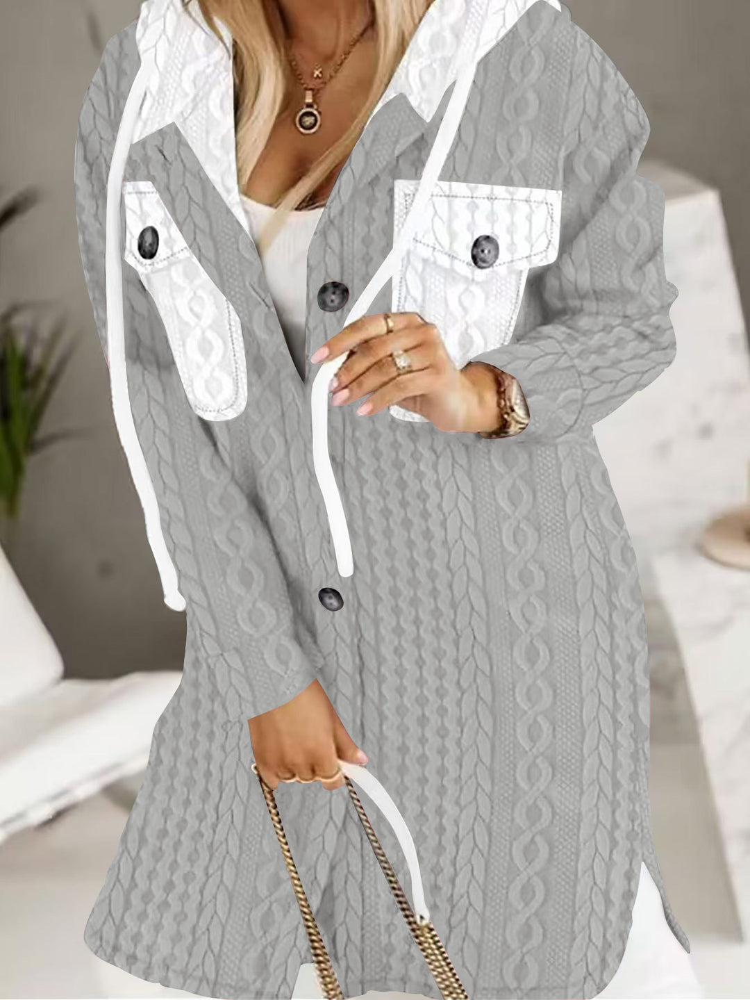 Damen Longline-Strickmantel mit Kapuze, Zierknöpfen und Kontrasttaschen – Montévia