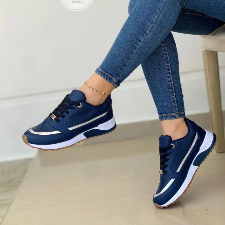 Damen Keilabsatz-Sneaker mit Goldakzenten und gepolsterter Laufsohle – Névara