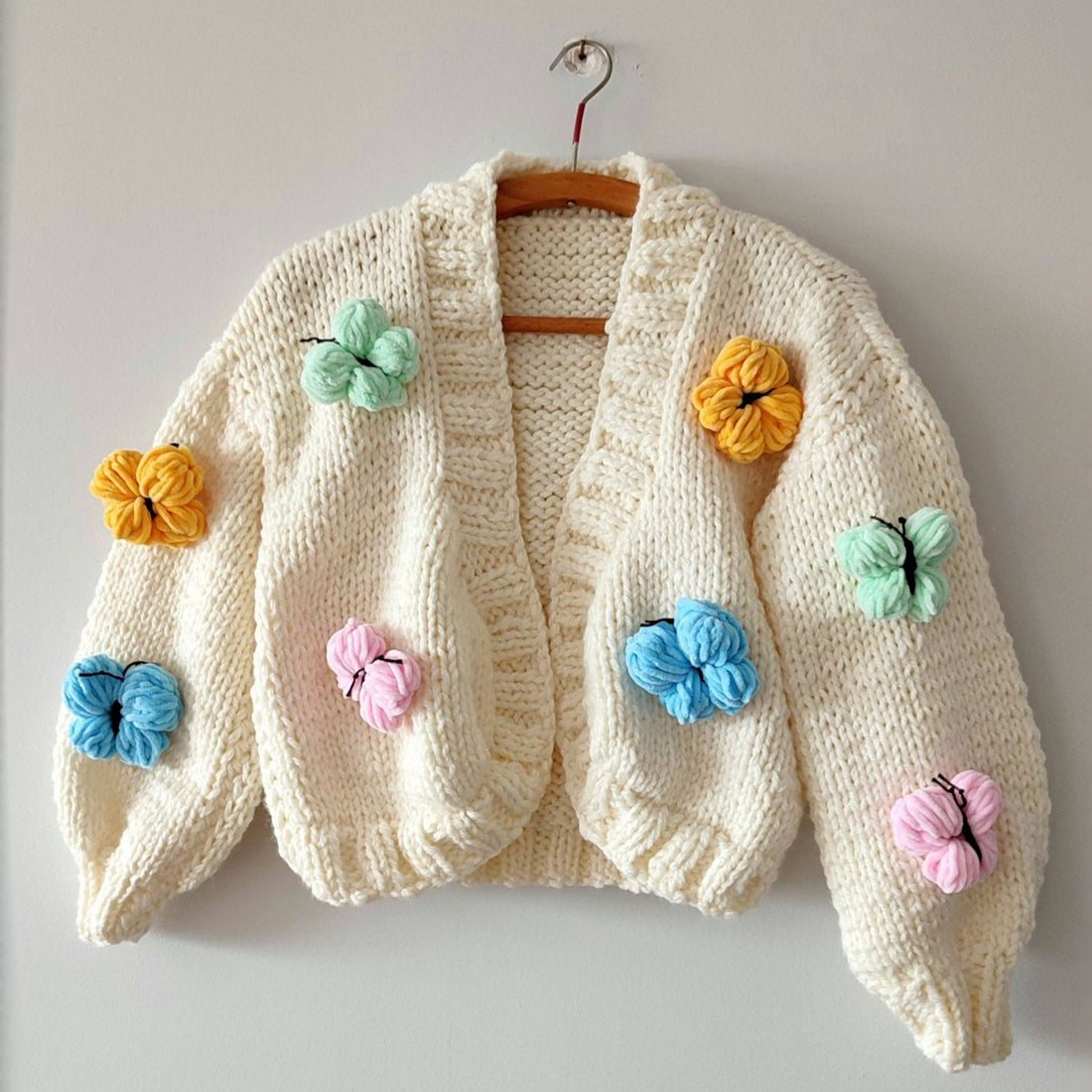 Damen Modische Strickjacke mit Blumendekor – Célinea