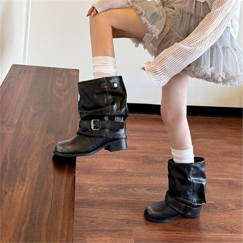 Damen Biker-Stiefel mit lässig geschlagenem Schaft, Schnallenriemen und niedrigem Blockabsatz – Lioré