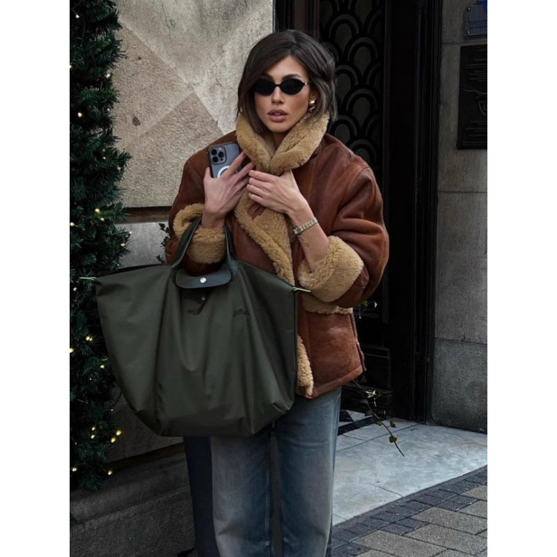 Damen Oversize Lammfell‑Optik Fliegerjacke mit voluminösem Schalkragen Echoarchiv