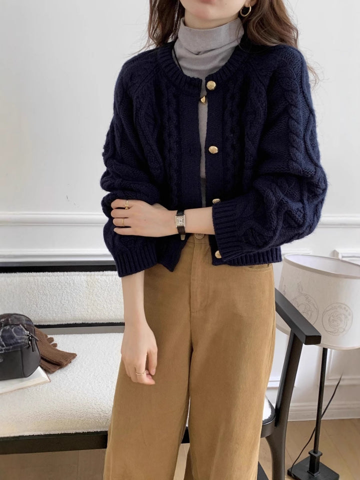 Damen Kurzer Zopfmuster-Cardigan mit goldenen Schmuckknöpfen Echoarchiv