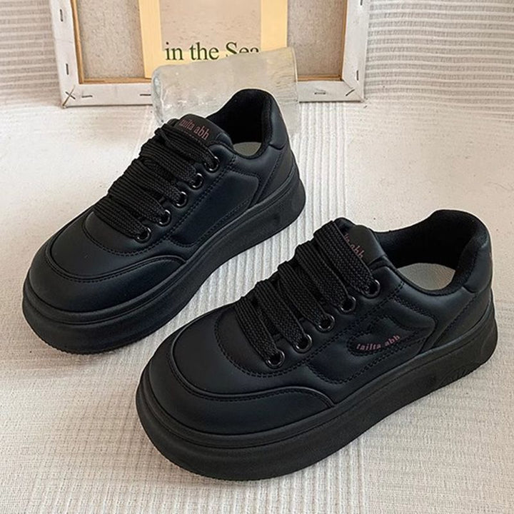 Damen Plateau-Sneaker im minimalistischen Chunky-Look mit skulpturierter Wedgesohle – Névara