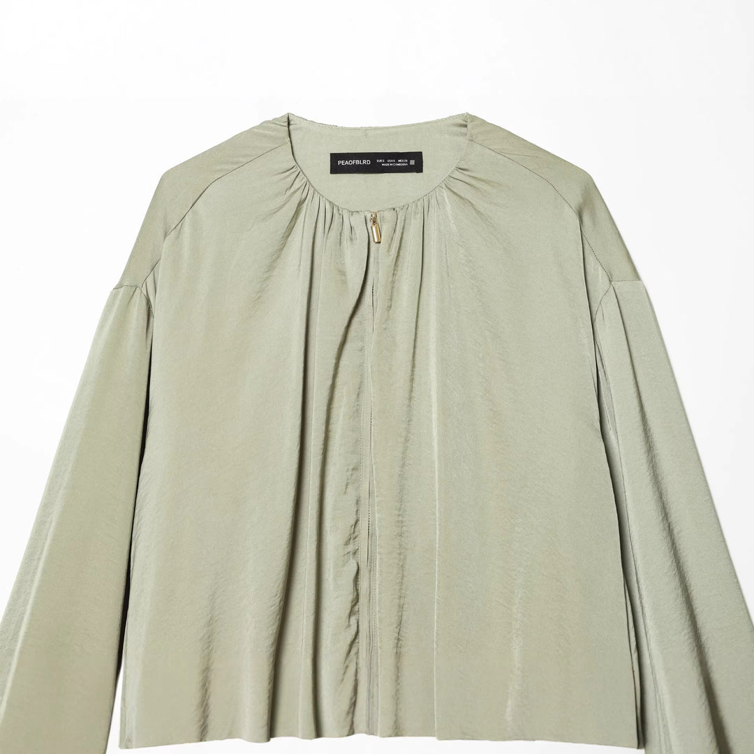 Damen leicht taillierte Blouson‑Jacke mit gerafftem Rundhalsausschnitt, verdecktem Reißverschluss und ballonförmigen Ärmeln – Célinea