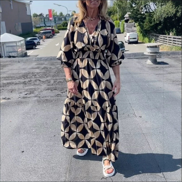 Damen nan Maxikleid mit geometrischem Alloverprint, smockierter Taille und Volantstufen Echo Archiv