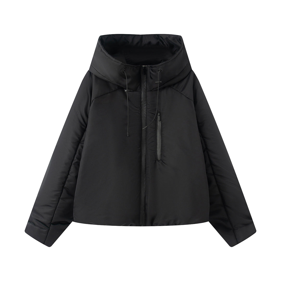 Damen kurz geschnittene Steppjacke mit hohem Stehkragen, weitem Funnel‑Hood und wasserabweisender Oberfläche – Célinea