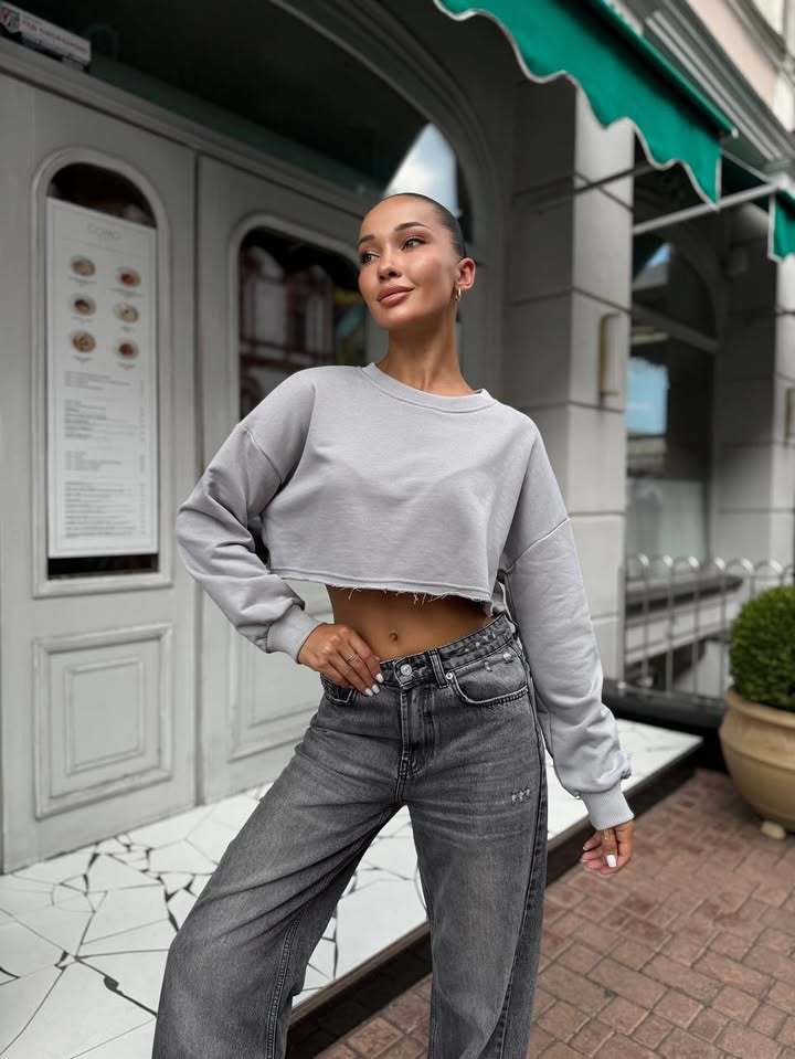 Damen Kurzgeschnittenes Sweatshirt mit ausfransendem Saum und überschnittener Schulter – Avérine