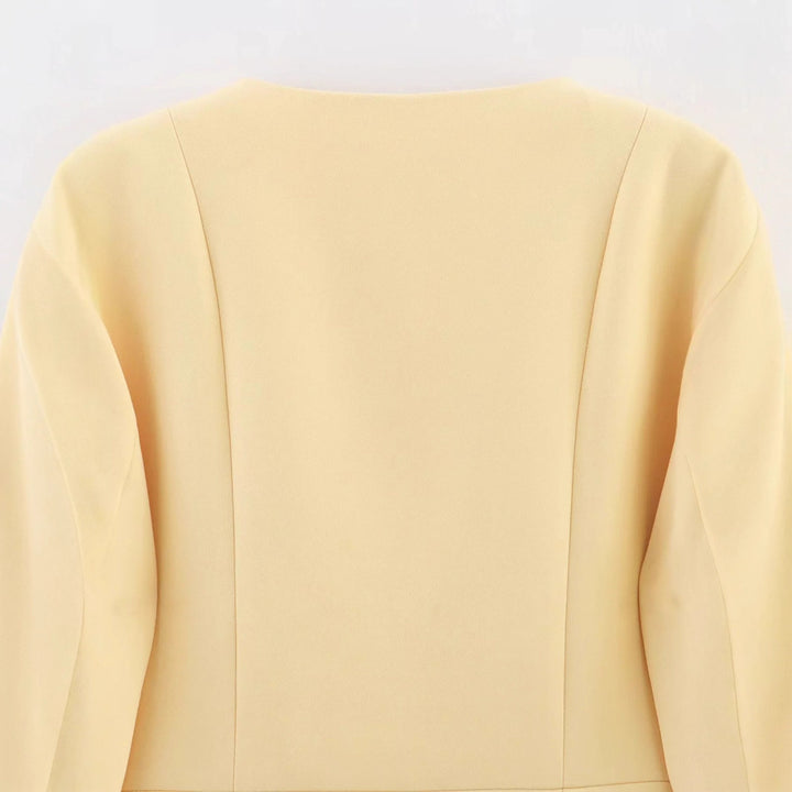 Damen taillierte Rundhals-Blazerjacke mit verdeckter Knopfleiste, Pattentaschen und figurformenden Teilungsnähten – Valéne