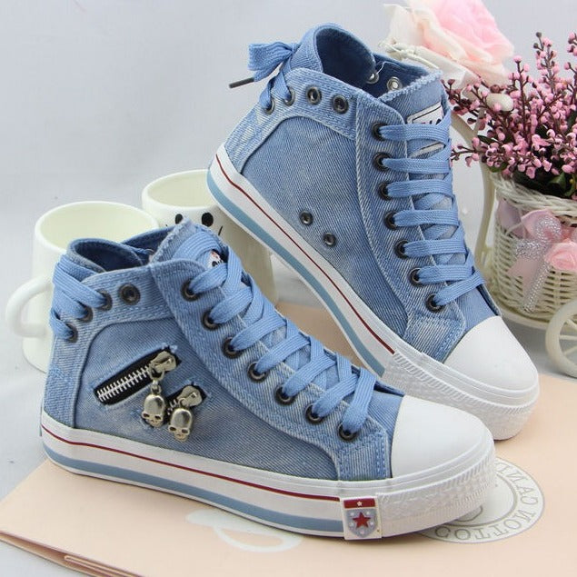 Damen nan hohe Sneaker im Jeanslook mit seitlichem Reißverschluss und dekorativen Anhängern Echo Archiv