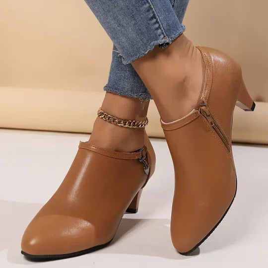 Damen Ankle‑Booties mit mittelhohem Trichterabsatz, spitzer Vorderkappe und seitlichem Reißverschluss – Varelle