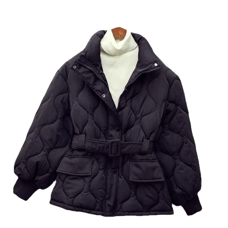 Damen nan gesteppte Taillierte Steppjacke mit Wickelgürtel, Stehkragen und Pattentaschen Echo Archiv