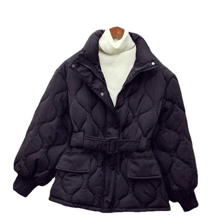 Damen nan gesteppte Taillierte Steppjacke mit Wickelgürtel, Stehkragen und Pattentaschen Echo Archiv