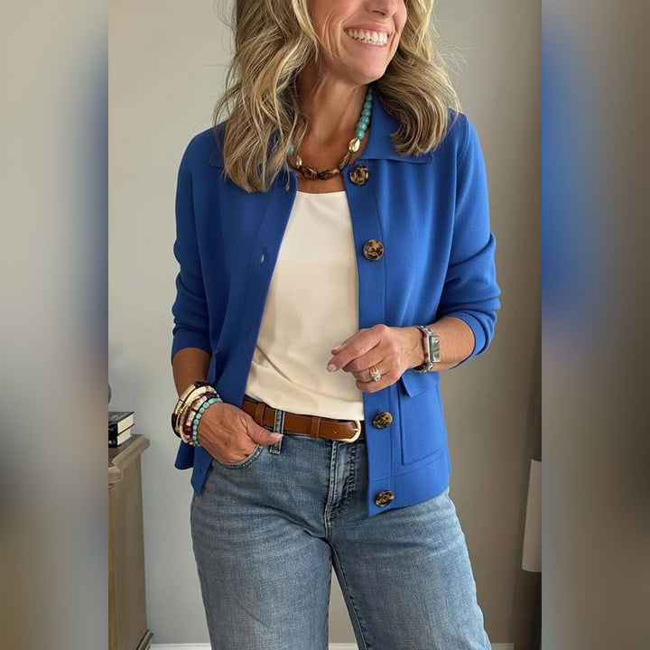 Damen Kurzstrickjacke mit Hemdkragen, aufgesetzten Taschen und Hornknöpfen Echo Archiv
