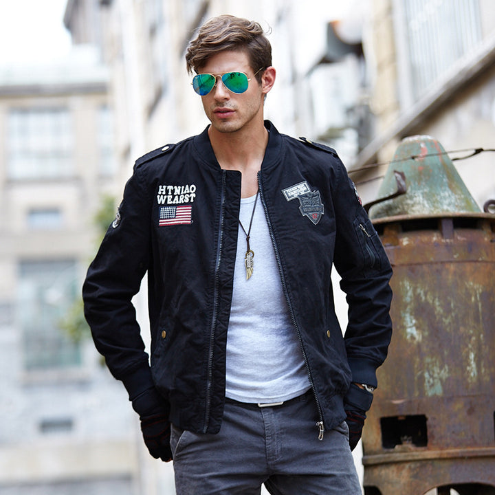 Herren nan militärisch inspirierte Bomberjacke mit Patch- und Stick-Details, Ärmeltasche und gerippten Bündchen Echo Archiv