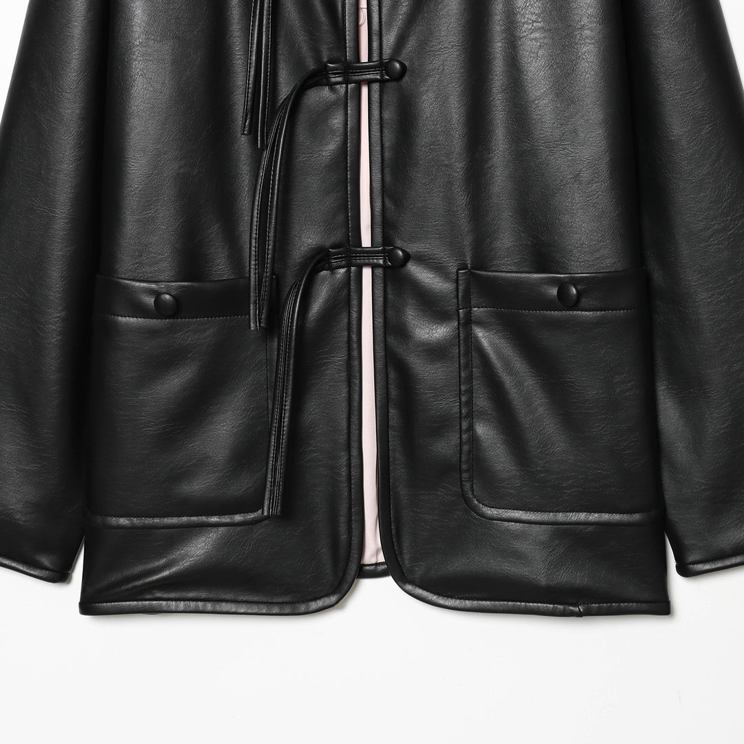 Damen oversized Kunstleder-Capejacke mit chinesischen Knotenverschlüssen und aufgesetzten Taschen – Célinea