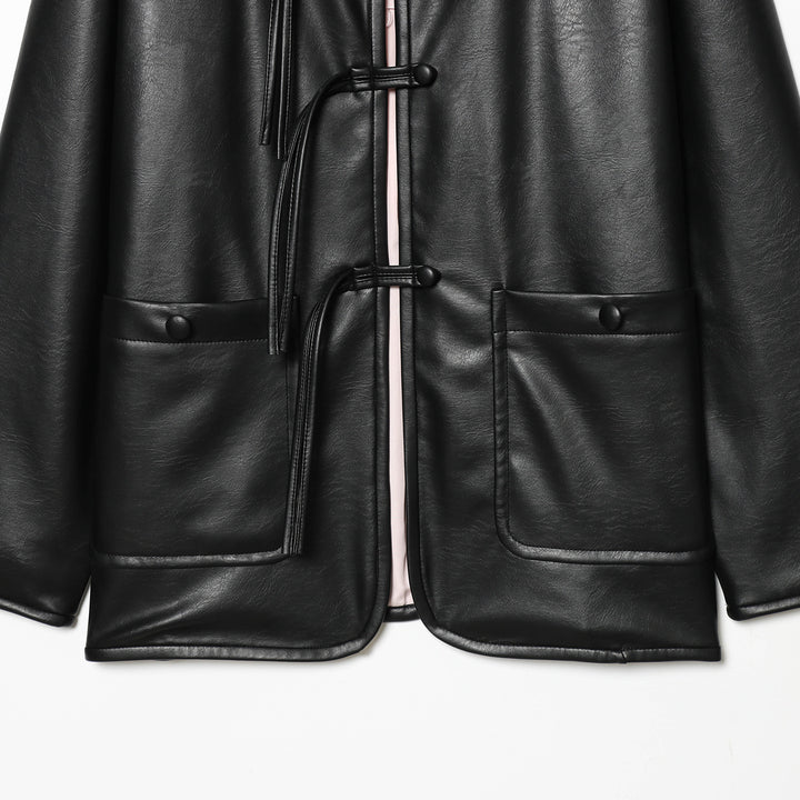 Damen oversized Kunstleder-Capejacke mit chinesischen Knotenverschlüssen und aufgesetzten Taschen – Célinea