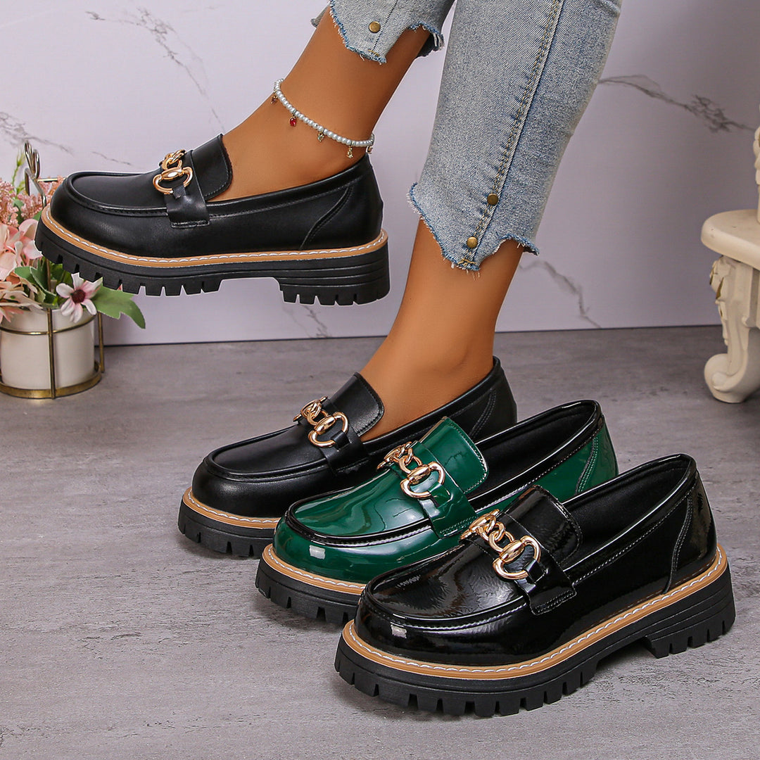 Damen  glänzende Lack-Loafer mit dekorativer Metallspange und profilierter Traktorsohle Echo Archiv