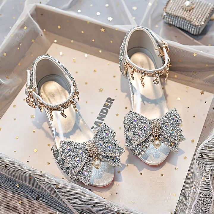 Mädchen Elegante und funkelnde Sandalen mit großen Schleifen Echo Archiv