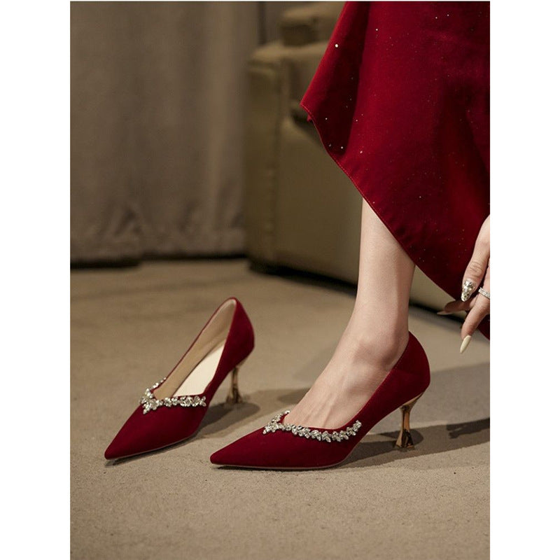 Damen Samt-Pumps mit spitzer Zehenpartie, funkelnder Kristallbordüre und sculpted Absatz – Lioré