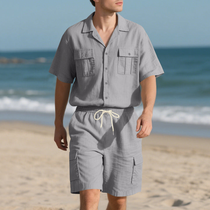 Herren entspanntes Strandoutfit mit kurzen Ärmeln und praktischen Cargo-Shorts Echoarchiv