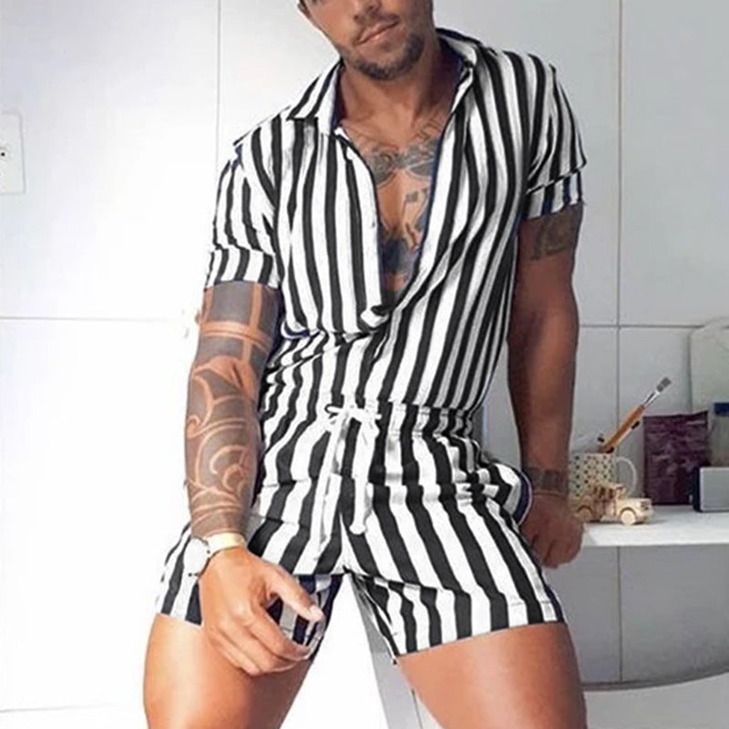 Herren kurzärmliger Jumpsuit mit schickem Streifenmuster und praktischen Taschen Echoarchiv
