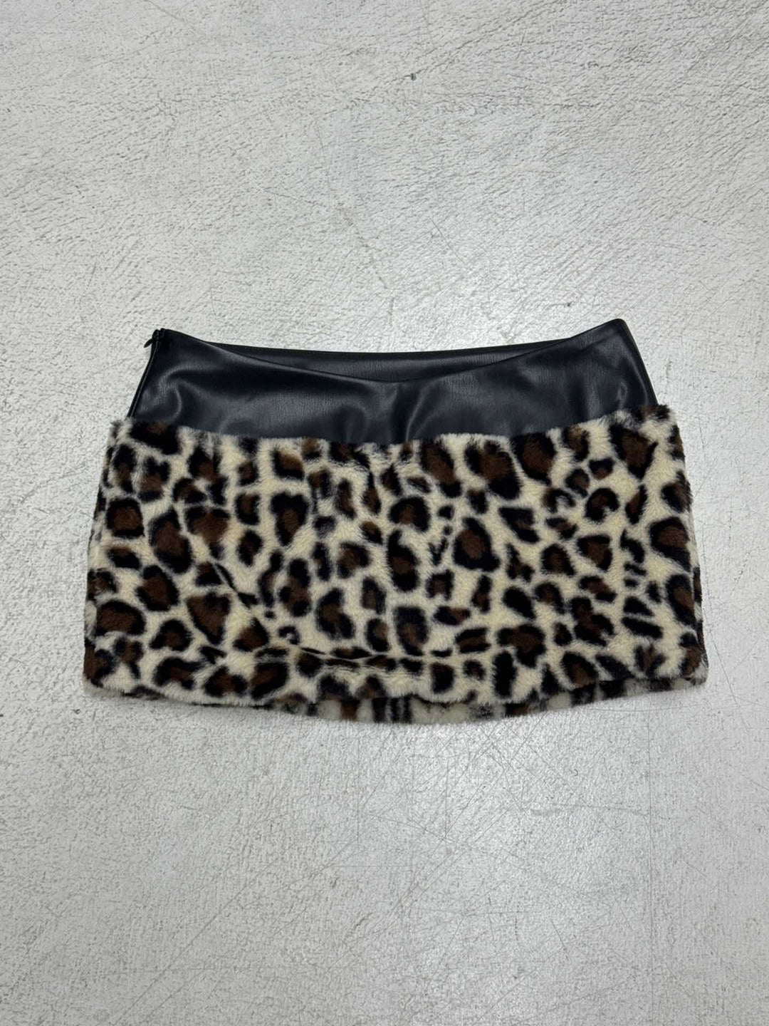 Damen Oberteil und Rockset mit Leopardenmuster und Kunstlederdetails Echo Archiv