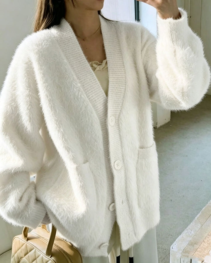 Damen Fluffy-Cardigan mit tiefem V-Ausschnitt, gerippter Knopfleiste und Eingrifftaschen – Veloura